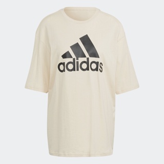 adidas ไลฟ์สไตล์ เสื้อยืดบอยเฟรนด์ Essentials Big Logo ผู้หญิง สีเบจ IC9862