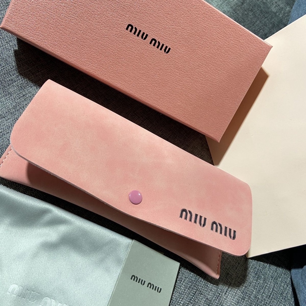 miumiu-ใหม่-ชุดกล่องแว่นกันแดด-สีชมพู-ไม่รวมกระจก-กล่อง-เก็จ-กระเป๋ากันฝุ่น-ผ้าทําความสะอาด-2023