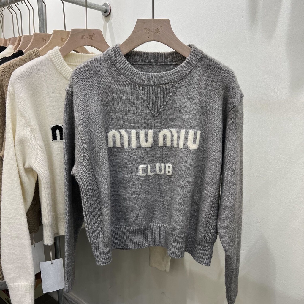 miumiu-เสื้อครอปกันหนาว-คอกลม-ผ้าถัก-แบบสวมหัว-แฟชั่นฤดูใบไม้ร่วง-ฤดูหนาว