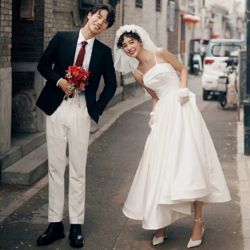 ชุดแต่งงานที่เรียบง่าย-เจ้าสาวแขนกุดใหม่-สนามหญ้าริมทะเล-งานแต่งงาน-ฮันนีมูน-การเดินทาง-นักเรียนสำเร็จการศึกษา-แสดง-แฟชั่น-ชุดเดรสยาวสีขาว