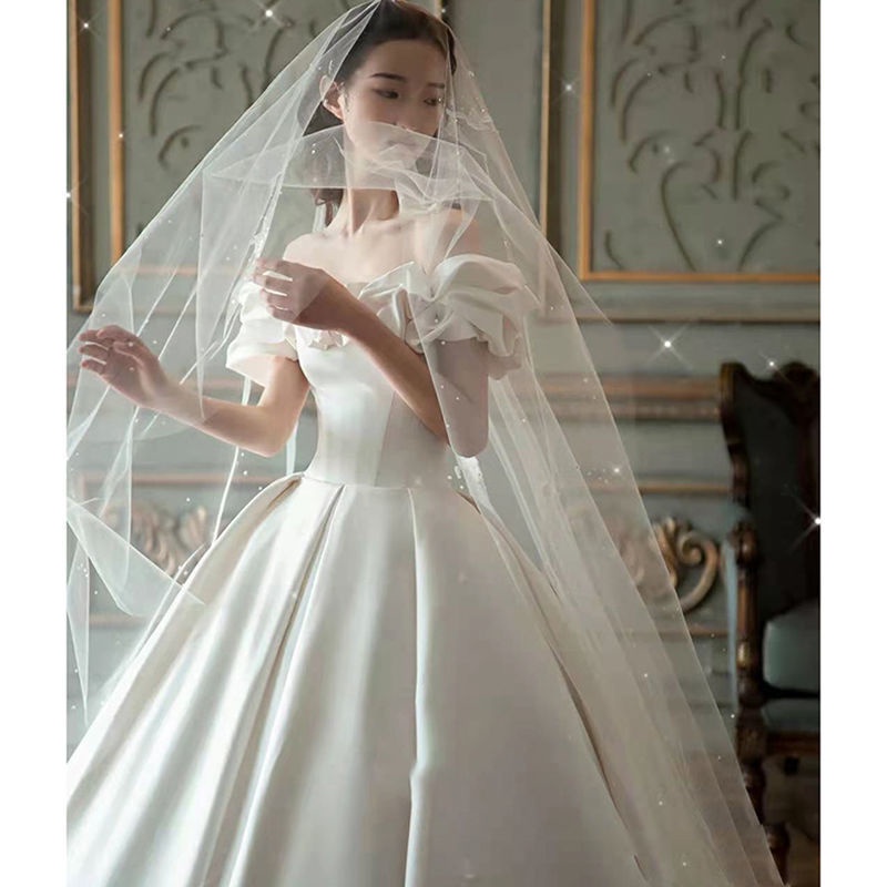 ชุดแต่งงานผ้าซาตินรูปแบบใหม่เรียบง่ายเจ้าสาวตัวยาวงานแต่งงานฮันนีมูนชุดเดินทางสีขาว