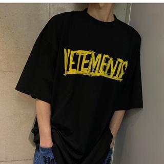 เสื้อยืดแขนสั้น ทรงหลวม พิมพ์ลายกราฟฟิติ Vetements สีเหลือง สําหรับผู้ชาย และผู้หญิง