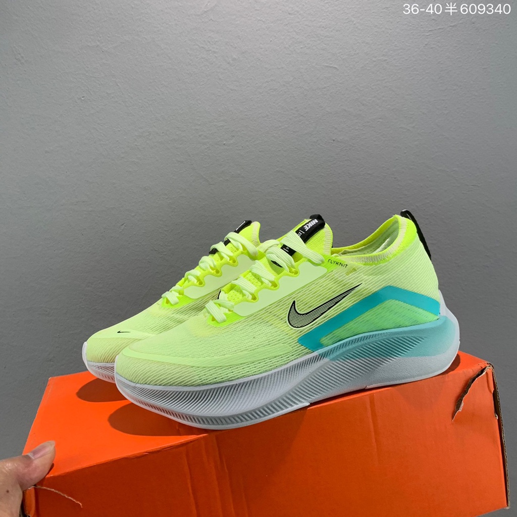 does the nike zoom fly have a carbon fiber plate
