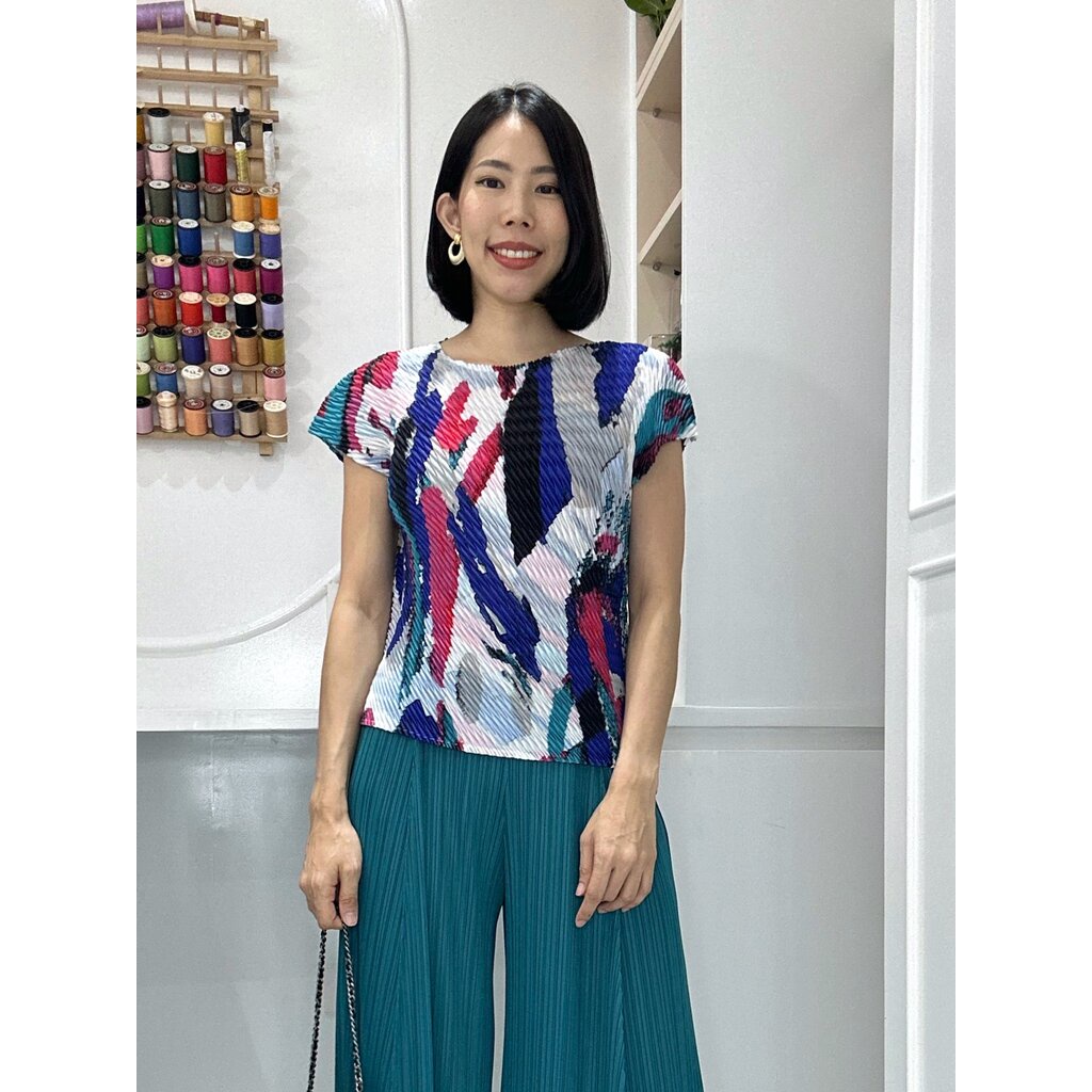 2muay-รุ่น-gaz6543-เสื้อผู้หญิง-เสื้อพลีทคุณภาพ-asymmetric-printed-pleat-top-2สี-free-size