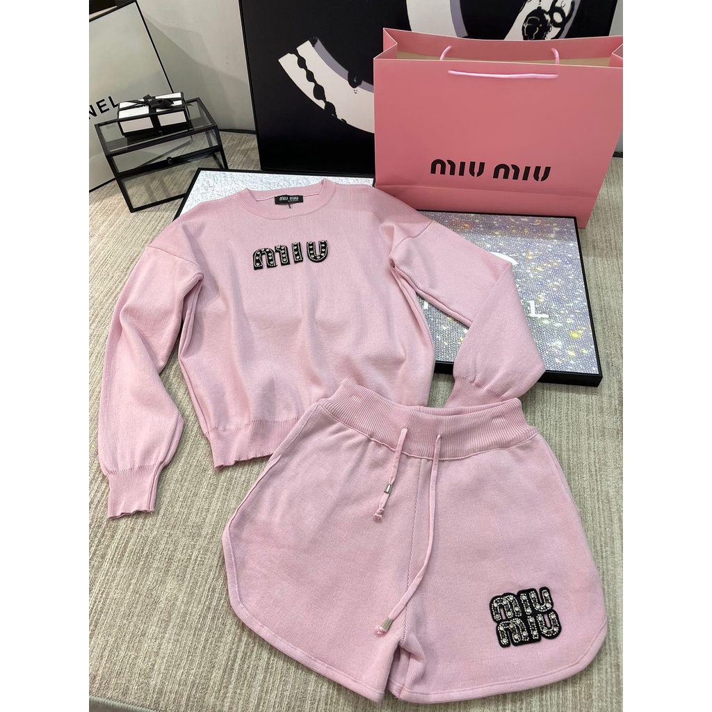 qwhr-miu-miu-23-autumn-and-winter-new-casual-shorts-two-piece-suit-age-reducing-fashionable-letter-beaded-knitwear-shorts