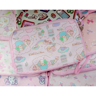 กระเป๋าแฟชั่น Sanrio  Characters มีสายคล้องเนื้อผ้า 2 ชั้น สามารถป้องกันน้ำได้ในระดับหนึ่ง และมีช่องแบ่ง ขนาด 12x18.5 cm