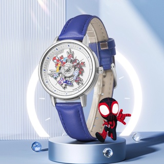 【Spider-Man: Across the Spider-Verse】Marvel MV-84005 นาฬิกาข้อมืออะนาล็อก สายหนัง ลาย Spiderman Gwen สําหรับเด็กนักเรียน 360° นาฬิกาข้อมือควอตซ์ แบบหมุนได้