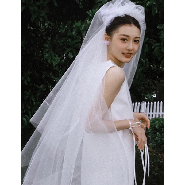 ชุดแต่งงานผ้าซาตินเรียบง่ายเจ้าสาวแขนกุดใหม่ฮันนีมูนท่องเที่ยวโชว์แฟชั่นเดรสสั้นสีขาว