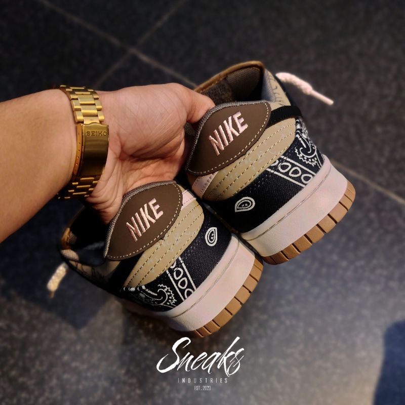 travis scott dunk without bandana