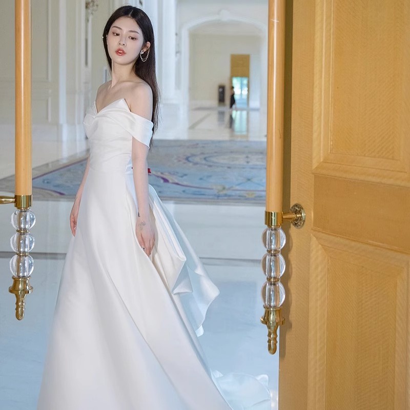 ใหม่ชุดแต่งงานที่เรียบง่ายเจ้าสาวสนามหญ้าริมทะเลงานแต่งงานฮันนีมูนท่องเที่ยวแฟชั่นชุดยาวสีขาว