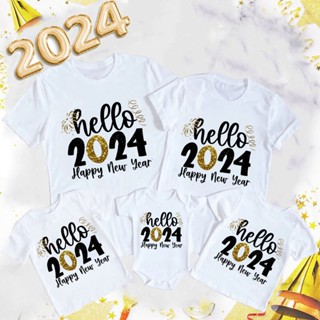 ใหม่ ชุดรอมเปอร์ เสื้อยืด ลาย Hello New Year Dad Mom and Daughter Son สําหรับครอบครัว 2024