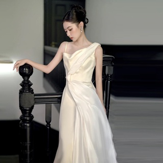 ชุดแต่งงานเรียบง่ายผ้าซาตินเกาหลีเจ้าสาวเซ็กซี่สนามหญ้าริมทะเลงานแต่งงานฮันนีมูนเดินทางชุดสีขาว