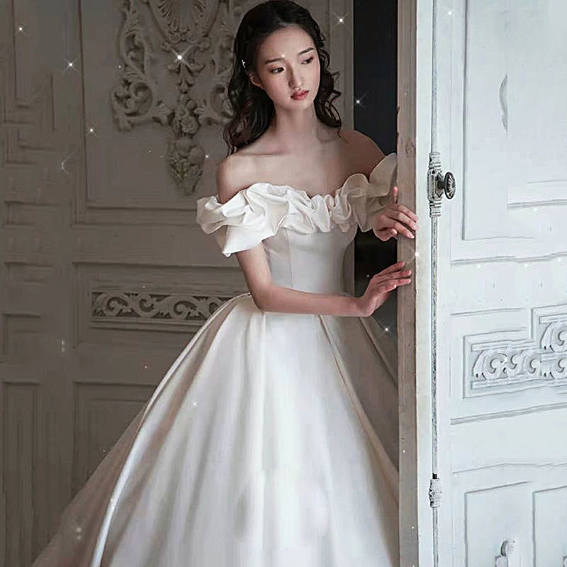 ชุดแต่งงานผ้าซาตินรูปแบบใหม่เรียบง่ายเจ้าสาวตัวยาวงานแต่งงานฮันนีมูนชุดเดินทางสีขาว