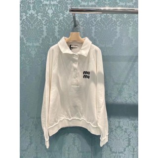 Miumiu2023 เสื้อกันหนาวแขนยาว คอปก ปักลาย MIU ขนาดเล็กพร้อมส่ง กระโปรง ผ้ากํามะหยี่ แบบบาง แฮนด์เมด ใส่สบาย สไตล์สปอร์ต สําหรับเด็กผู้หญิง