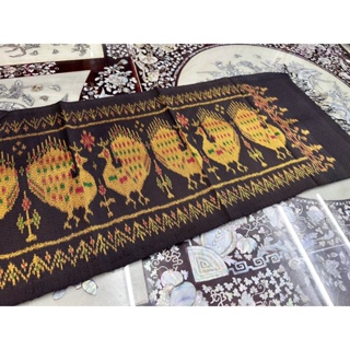 ผ้าพันคอไหม ยกดอก 6ตะกอ ไหมแท้100% ขนาด 35x180cm ลายนกยูง สีดำทอง L4E-090713502