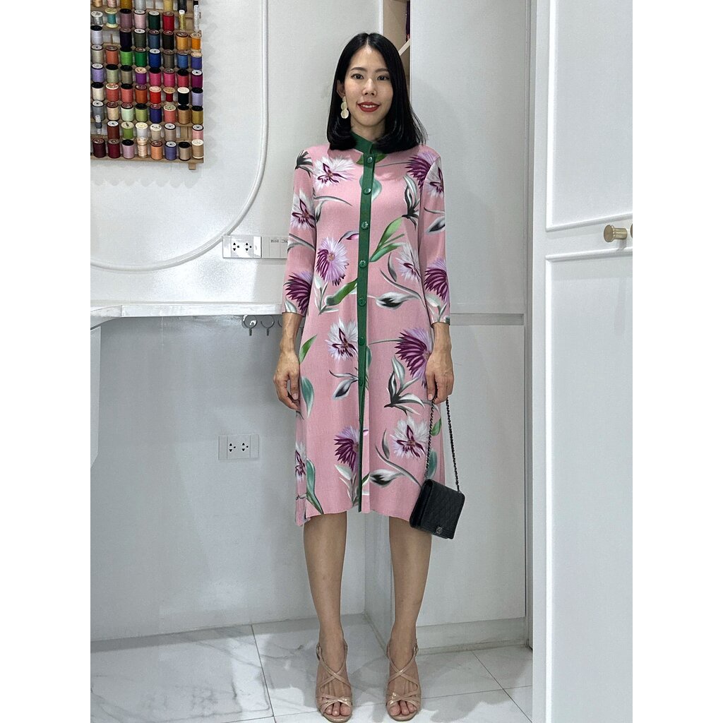 2muay-รุ่น-gsa230804-เดรสผู้หญิง-เดรสพลีทคุณภาพ-button-front-flower-printed-pleat-dress-4-สี-free-size
