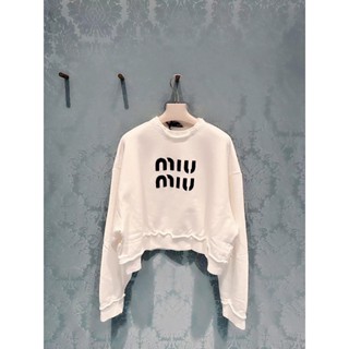 Miumiu2023 เสื้อกันหนาว แขนยาว พิมพ์ลายตัวอักษร MIU แฟชั่นฤดูใบไม้ผลิMiu เครื่องประดับ ลดอายุ น่ารัก สไตล์คลาสสิก สําหรับเด็กผู้หญิงกระโปรงยีน จับจีบ เนื้อผ้าฝ้าย ขนแกะ แบบบาง ดูละเอียดอ่อน อัตราส่วนสูง นําเข้า เข้าได้กับทุกชุดพิเศษ