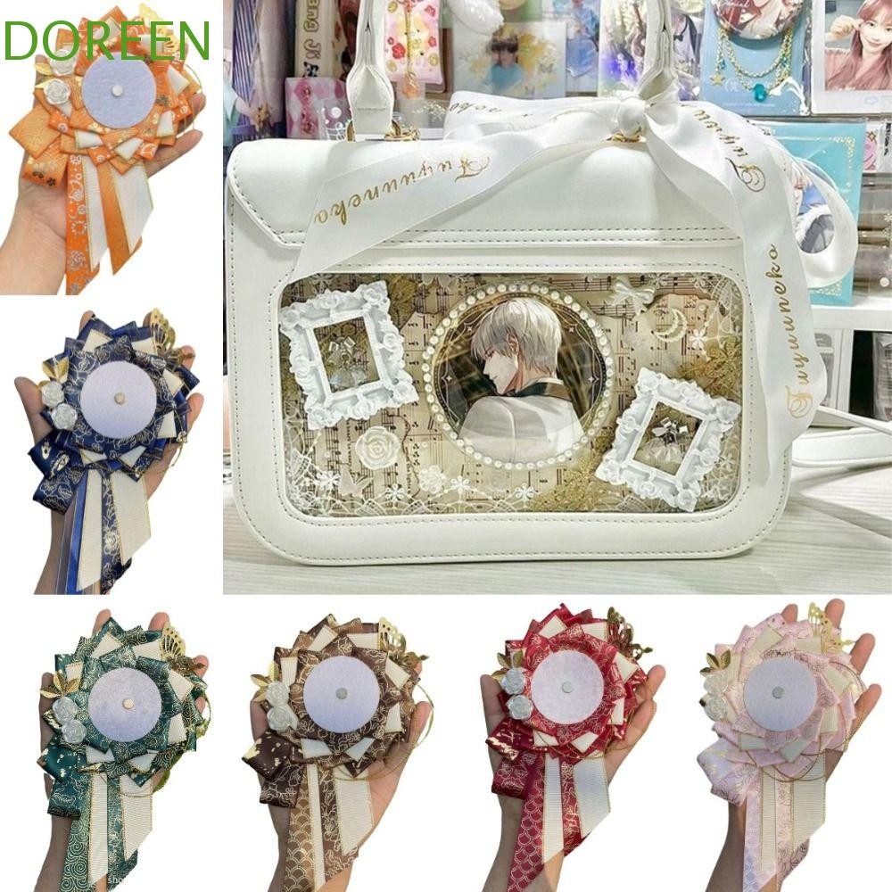 Doreen ที่ใส่ป้ายอะนิเมะ,คอสเพลย์ตกแต่งเฉียงหางริบบิ้น Pins ฐานแสดง ...