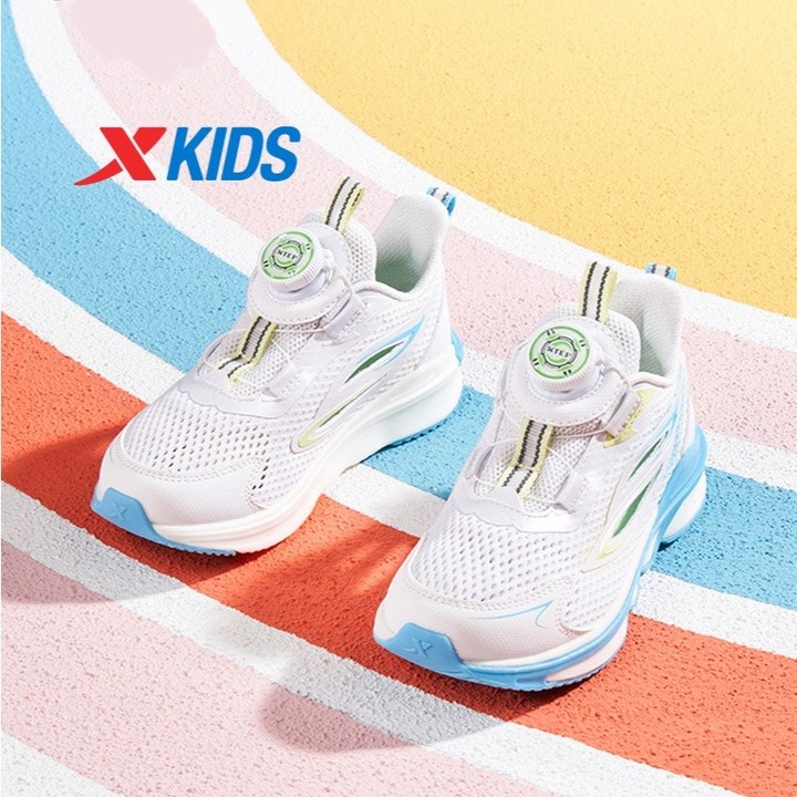 XTEP รองเท้าวิ่งตาข่ายระบายอากาศสำหรับเด็ก การออกแบบหัวเข็มขัดลูกบิดกันลื่นสำหรับเด็กผู้ชายฤดูร้อน — รองเท้ากีฬา แบรนด์ Xtep ของแท้ 100% เช็คราคาจาก Shopee Lazada - รูปที่ 1