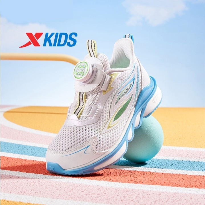 XTEP รองเท้าวิ่งตาข่ายระบายอากาศสำหรับเด็ก การออกแบบหัวเข็มขัดลูกบิดกันลื่นสำหรับเด็กผู้ชายฤดูร้อน — รองเท้ากีฬา แบรนด์ Xtep ของแท้ 100% เช็คราคาจาก Shopee Lazada thumbnail 2