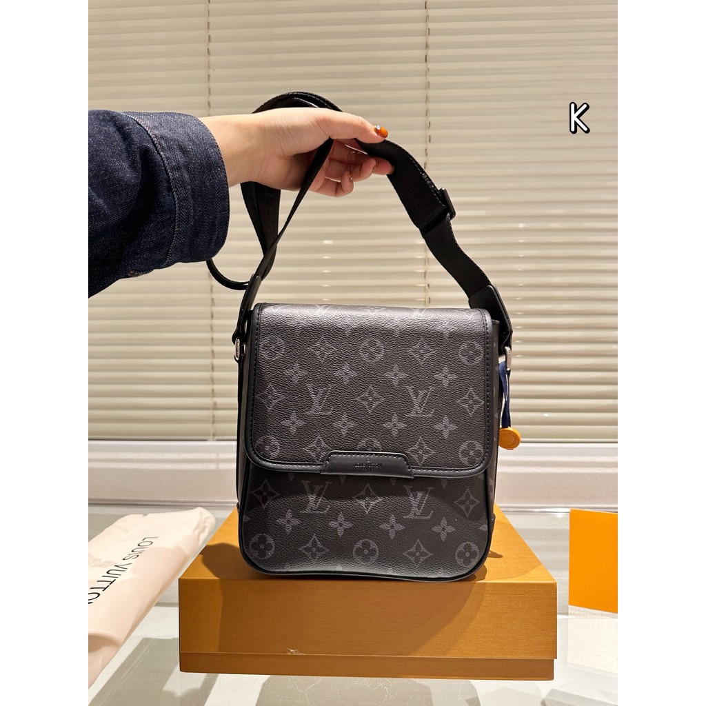 Vl 2024 กระเป๋าสะพายสไตล์ใหม่ Street Wear Mens Diagonal Backpack