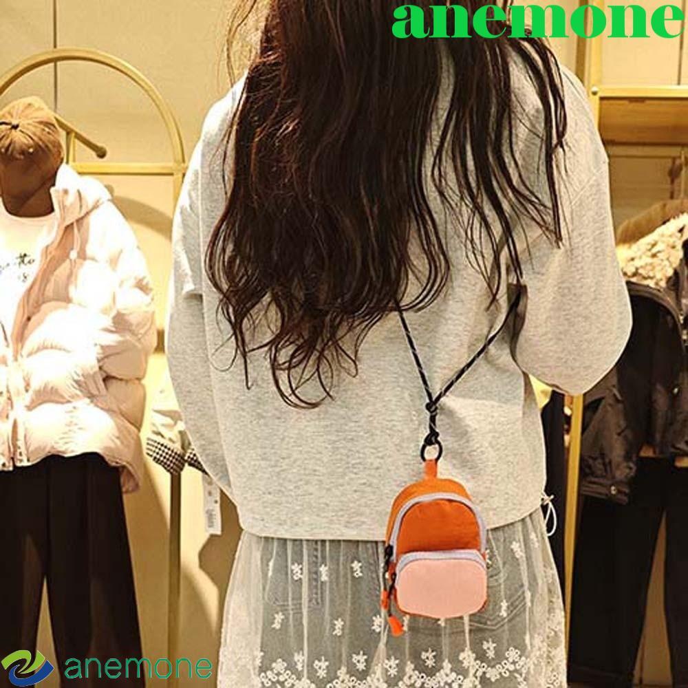ANEMONE กระเป๋าสตางค์คล้องคอมินิ ทำจากผ้า Oxford ดีไซน์ casual พร้อมสายคล้องคอนวมปุ๊กล็อก ทนน้ำ และพกพาสะดวก