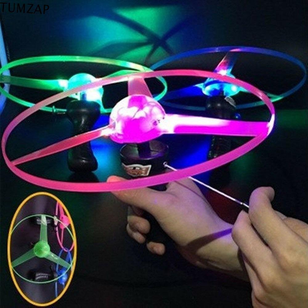 TUMZAP LED Flying UFO โคมไฟจับกระพริบของเล่นเด็กของเล่นกลางแจ้ง Flying ...