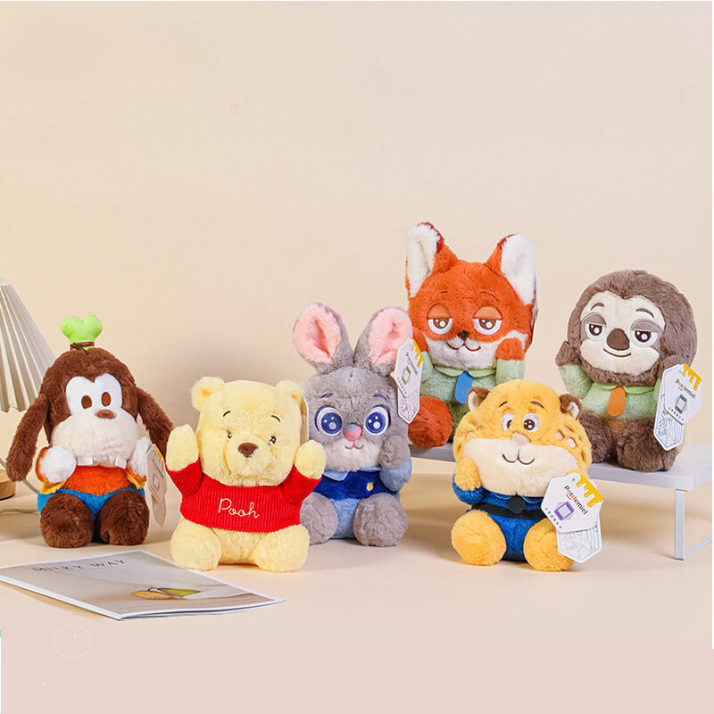 ตุ๊กตาของเล่น Winnie the Pooh, Goofy และ Donald Duck รวมถึงตุ๊กตา ...