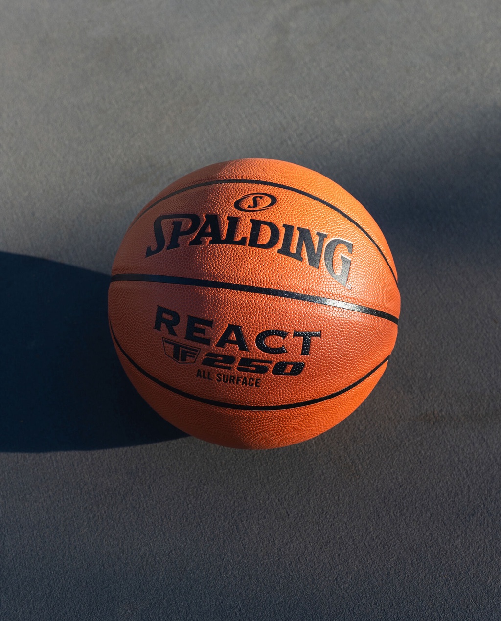 ข้อมูลเกี่ยวกับ Spalding ลูกบาสเกตบอล REACT TF-250 / GOLD / SILVER สำหรับเล่นทุกพื้นสนาม