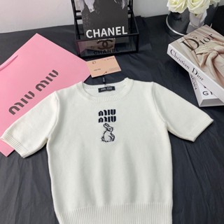 พร้อมส่ง ! Miu Miu ! เสื้อยืด แฟชั่นทันสมัย สําหรับผู้หญิง