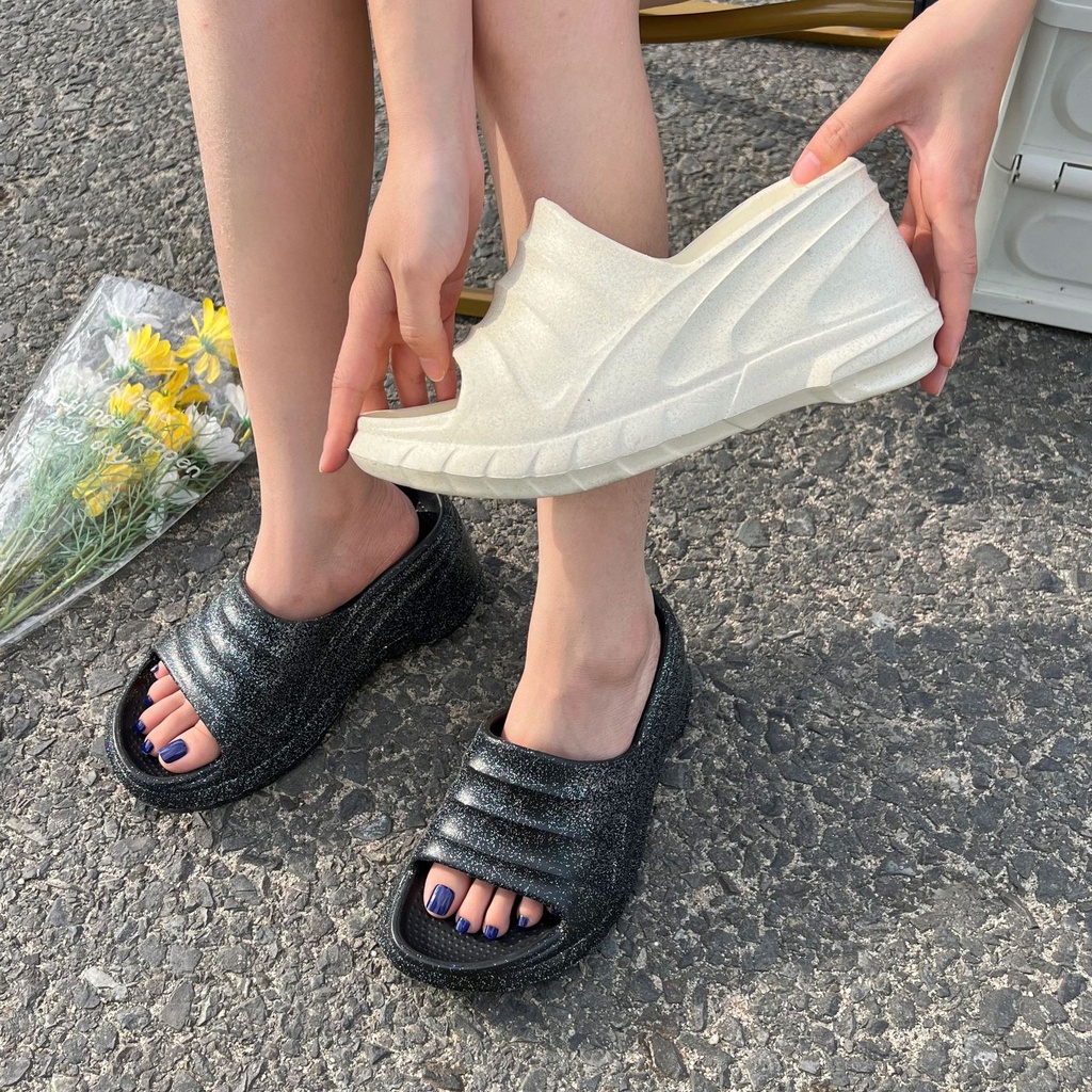 sunnycolor-รองเท้าแตะผู้หญิง-ความหนาพื้นรองเท้า-9-cm-วัสดุเงา-2023-ใหม่-b28g0kt