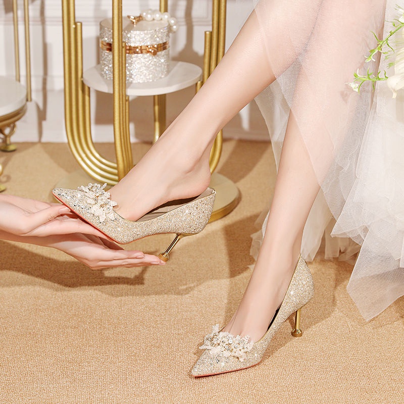 รองเท้าแต่งงานปลายแหลมสำหรับผู้หญิงปีใหม่หลักด้ายปกติสามารถสวมใส่พร้อมกับคริสตัลส้นสูง