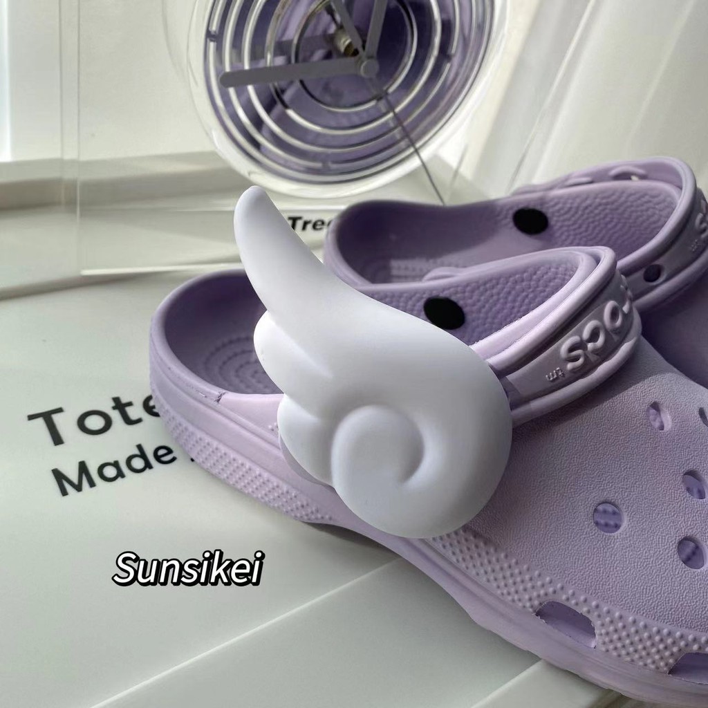 รองเท้ารูอุปกรณ์เสริมสากล Angel Wings crocs รองเท้าดอกไม้ Carlo Chi ...