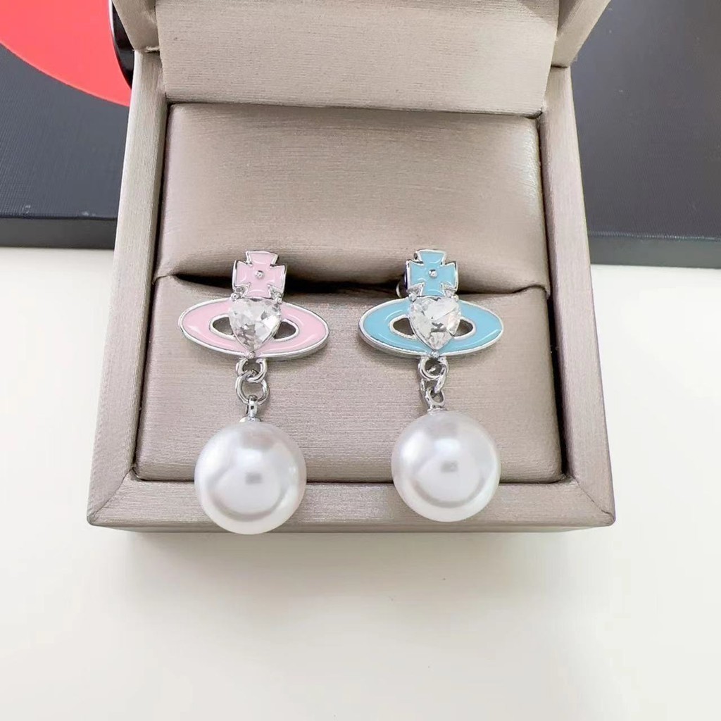 ♞Vivienne Westwood Contrast Color Pearl ต่างหูการออกแบบหญิงต่าง