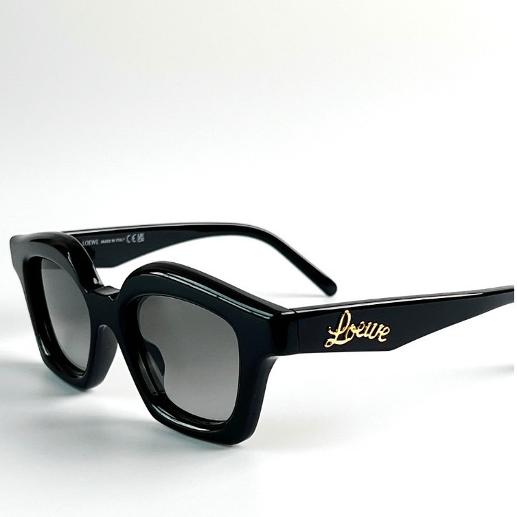 แว่นกันแดด LOEWE รหัส LW40078i รุ่นนี้มีความน่ารัก น้ำหนักเบา ขาแว่นสวย