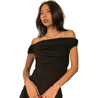 ATIPASHOP - TAMIE TOP เสื้อปาดไหล่จับจีบข้าง ผ้ายูนิโคล่