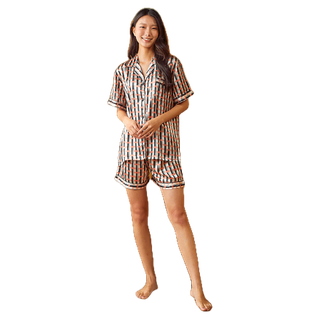 [code: FBAABG ลด 65.- ขั้นต่ำ 500.-] ชุดนอน Vana ลาย Classic Scandi ผ้าซาติน