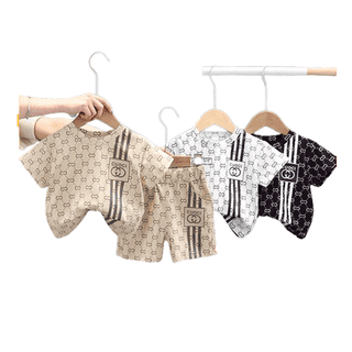 โปรโมชั่น : Trendy baby ชุดเสื้อยืดแขนสั้น กางเกงขาสั้น ผ้าเรยอน ระบายอากาศ แบบแห้งเร็ว สําหรับเด็กผู้ชาย และเด็กผู้หญิง（คุณสามารถเพิ่มกิ๊บติดผมได้ในราคา 0 หยวน）