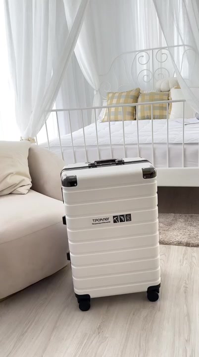Tpartner รุ่น Titanium กระเป๋าเดินทางโครงสร้างอลูมิเนียม เสริมมุมกันกระแทก แข็งแรงทนทานทุกมิติ พร้อมระบบ TSA Lock One touch ใช้งานง่าย