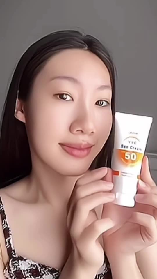 USTAR VIT C SUN CREAM SPF 50 PA +++ ครีมกันแดด ครีมกันแดดหน้า ครีมกันแดดผสมวิตซี ซันสกรีน กันแดดหน้า SUNSCREEN