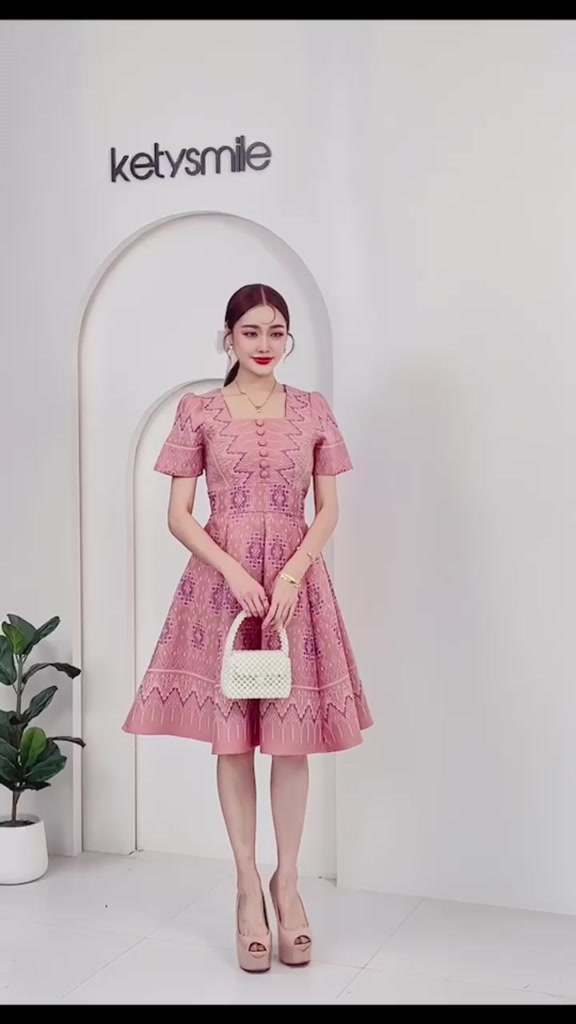 เดรสผ้าทอคอเหลี่ยมแขนกระบอก สีโอรส ใส่ทำงาน ออกงาน ผ้าไทยทรงสวย พร้อมส่ง S-2XL มุมมองที่ 3