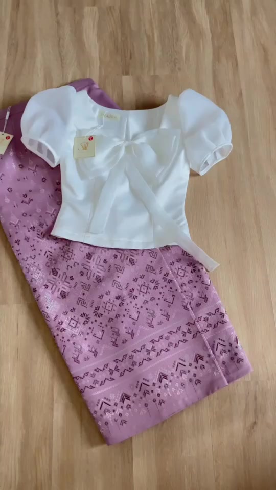 Sira Siri ชุดไทยแขนตุ๊กตาผ้าไหมหนา ติดโบว์ พร้อมผ้าถุงสำเร็จรูป New Collection มุมมองที่ 3