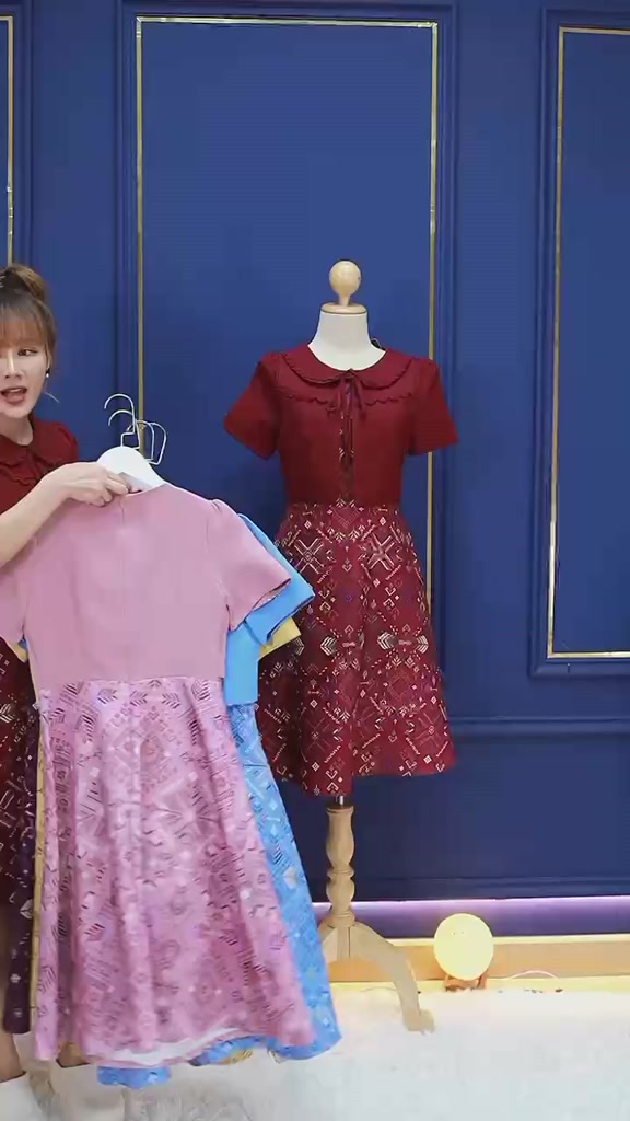 ชุดไทยกั๊กคอบัวแต่งลูกไม้ กระโปรงบานลายต้นสน ใส่แล้วขาเรียวยาว มุมมองที่ 2