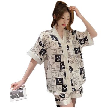 โปรโมชั่น : สปอตสินค้าชุดนอนแขนสั้นขาสั้นผ้าซาติน ชุดนอนผ้าไหมน้ำแข็งคอวี ชุดนอนแขนสั้น แขนสั้นขาสั้น ชุดนอนพลัสไซส์ M-3XL ผ้านิ่มมาก กระดุมหน้าคอปก Swoan127