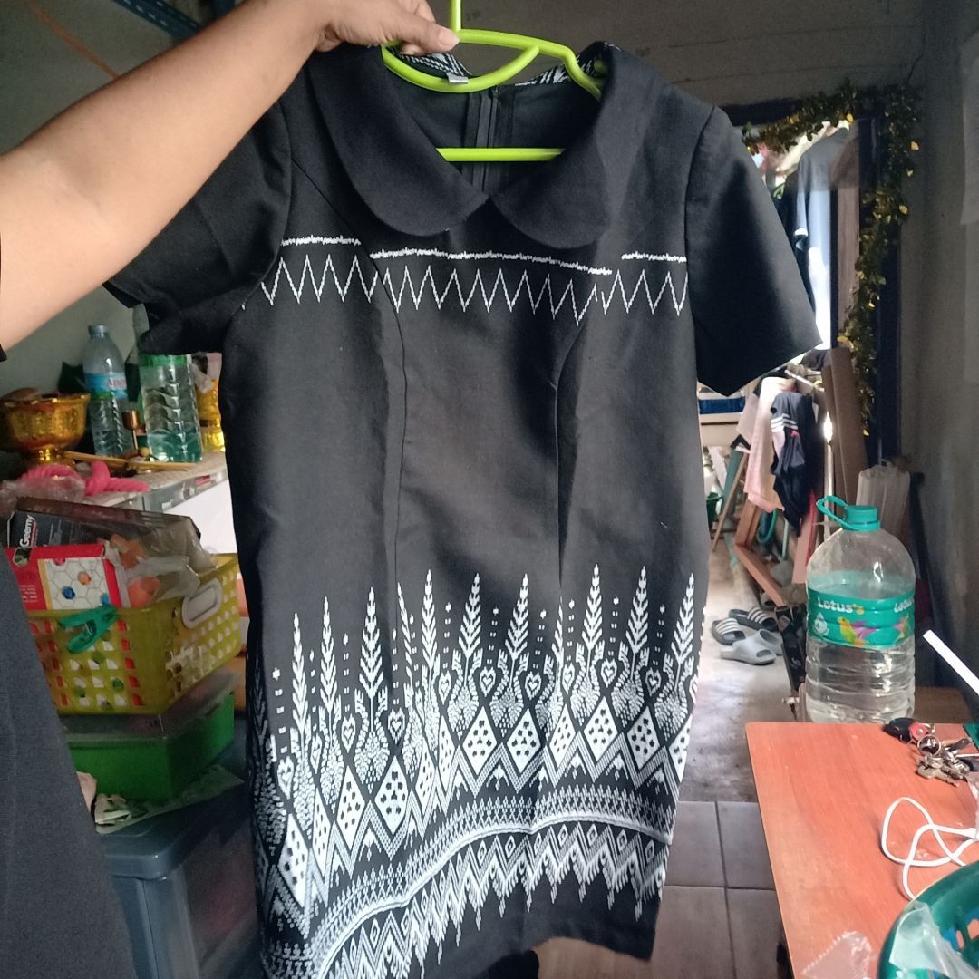 เดรสผ้าไทยทำงาน คอปกบัว สีดำ ผ้าฝ้ายพิมพ์ลาย คุณภาพเกินราคา ทรงสวยเป๊ะ มุมมองที่ 5