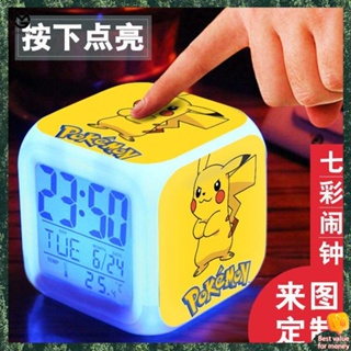 นาฬิกาปลุก นาฬิกาตั้งโต๊ะ โปเกมอนโปเกมอนนักสืบ Pikachu อะนิเมะอุปกรณ์ต่อพ่วงที่กำหนดเอง LED นาฬิกาปลุกสีสันสดใสของขวัญไฟกลางคืน