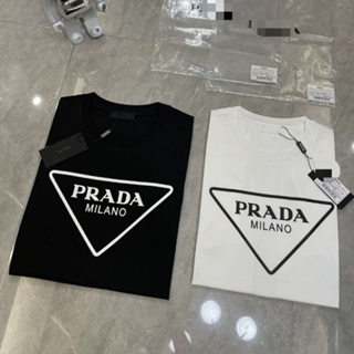 Prada ใหม่ เสื้อยืดแขนสั้นลําลอง ผ้าฝ้าย ทรงหลวม สไตล์คลาสสิก แฟชั่นฤดูร้อน สําหรับผู้ชาย และผู้หญิง