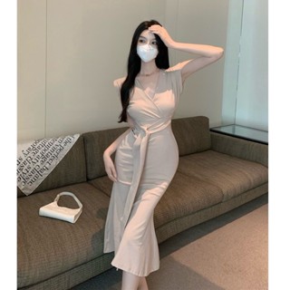 พร้อมส่ง🔥แฟชั่นสีกากีใหม่ระดับไฮเอนด์ของรูปร่างเดรสคอวีมีกระเป๋าคาดเอวสะโพกหางปลาสวิงใหญ่กระโปรงยาวดูบางเข้า