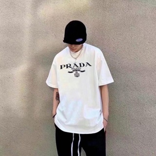 Prada เสื้อยืดคอกลม พิมพ์ลายโลโก้ตัวอักษร PR สามเหลี่ยม สไตล์ยุโรป แฟชั่นฤดูร้อน สําหรับผู้ชาย และผู้หญิง คู่รัก