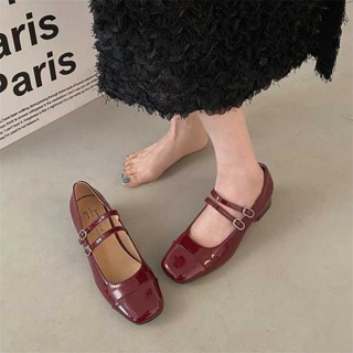 รองเท้าชั้นเดียวสีแดง Mary Jane รองเท้าหนังทรงพั้มพ์หัวเหลี่ยมแมทช์ลุคง่ายสำหรับผู้หญิงรองเท้าส้นสูงส้นหนาแนววินเทจสไตล์